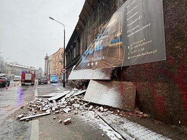 Zawalona część ściany kamienicy na ul. Partyzantów