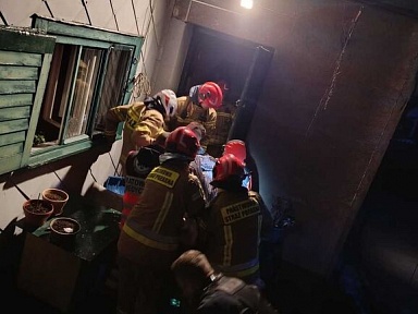 Uratowali starsze małżeństwo z płonącego domu