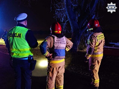 Samochód wylądował w stawie